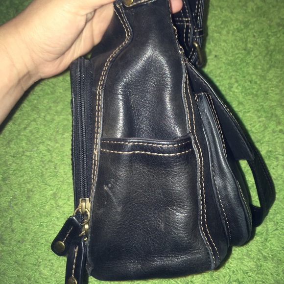 Clearance 🛍 Black fossil crossbody. - Picture 4 of 8